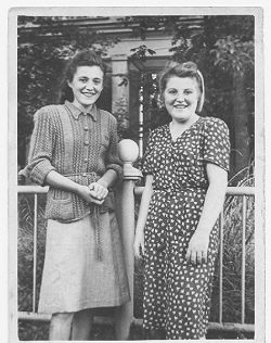 Берта Дашевская (до замужества) с сестрой Кларой; Из семейного архива