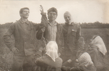 Анатолий на картошке после первого курса пединститута. Слева от него Виталик Вартанян, 1973 год; Из семейного архива