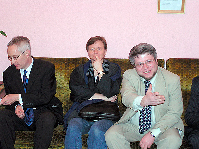В школе Слева направо - М.Барбер, У. Коноваленко, А. Пинский, 2003 г; Из семейного архива