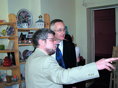 С Майклом Барбером в школьной мастерской, 2003 г.; Из семейного архива