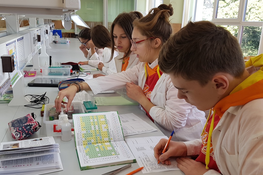 Российские школьники на уроке химии