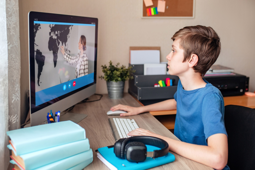 Children's Adaptation to Online Learning Depends on the Nature of Their Parents’ Work