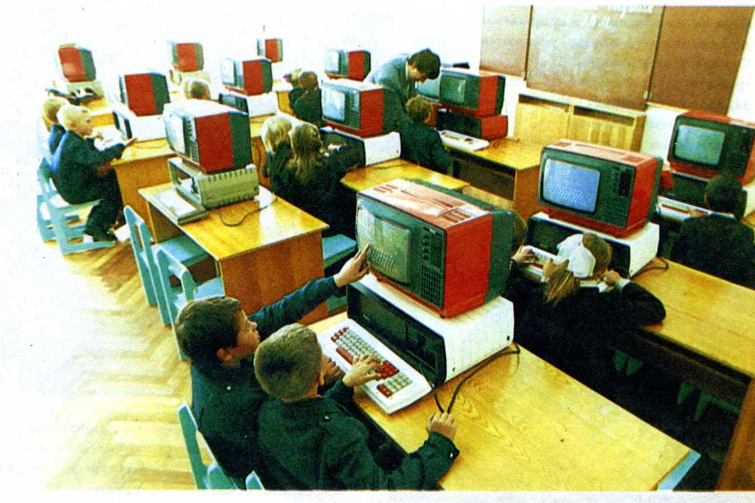 Школы застряли в эпохе «ранней информатизации»: почему цифровая трансформация образования движется так медленно, и что с этим делать