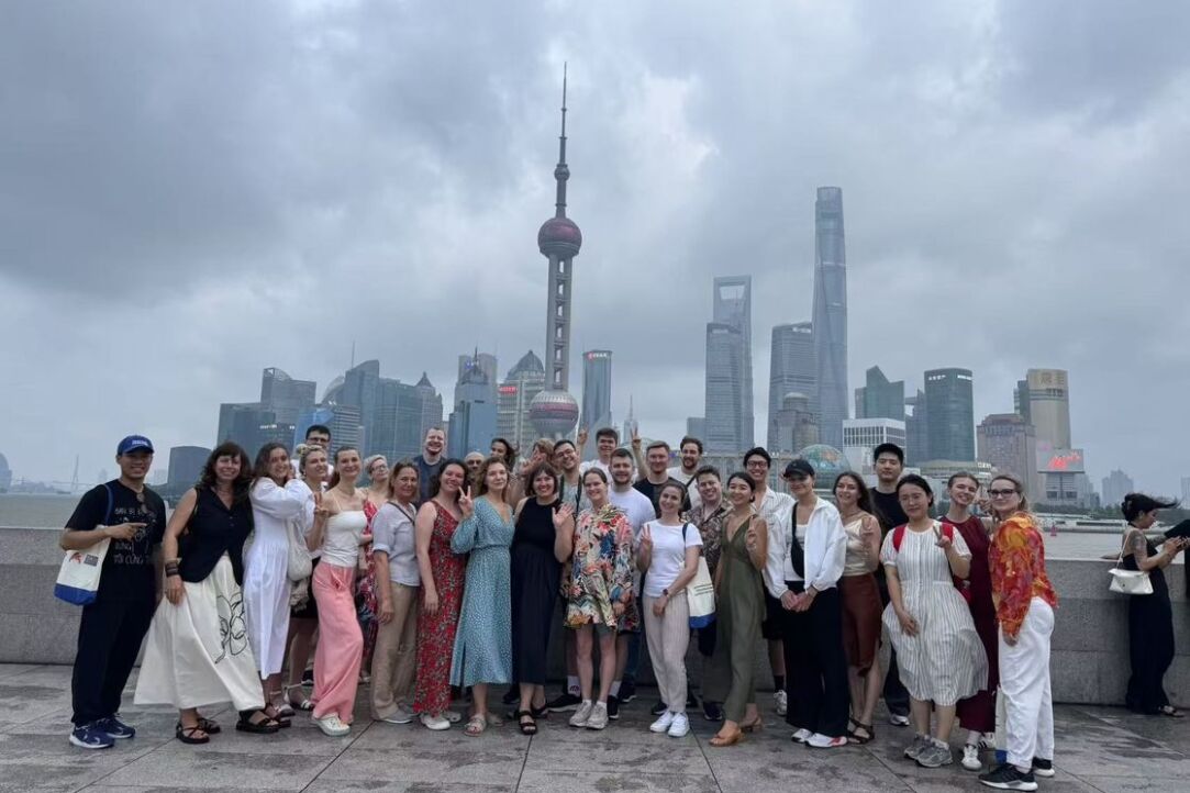 When AI Levels the Playing Field—or Makes the Gap Wider